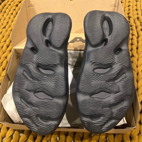 Yeezy Foam Runner - Picture 8 of 8